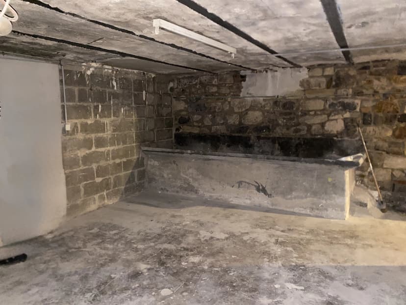 Paris XVIIIᵉ – Cave 61 m²