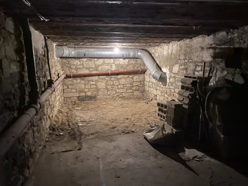 Paris XVIIIᵉ – Cave 61 m²